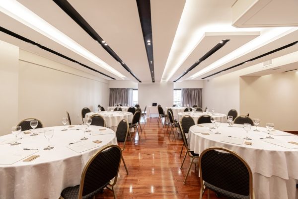 Salón Ferdinand mesa redondas salon de eventos feirs park